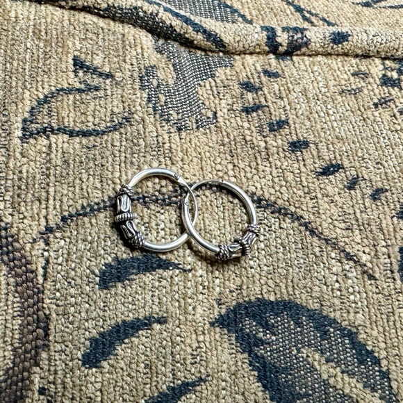 Silver earrings. - Picture 2 of 6